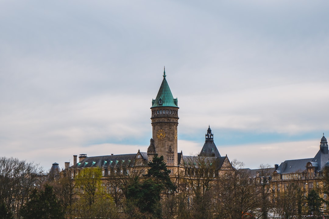 behörden: offizielle organisationen und institutionen, die für verwaltung und durchsetzung von gesetzen verantwortlich sind.