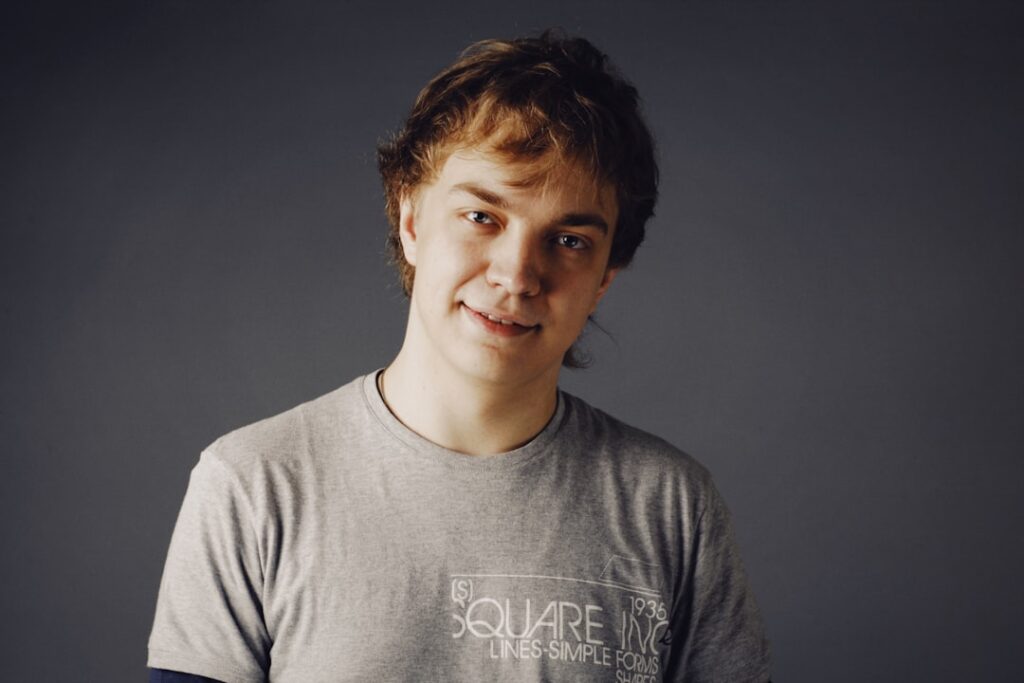 erfahren sie alles über das geschätzte vermögen von luke littler, seinen karriereweg und seine erfolge im überblick.